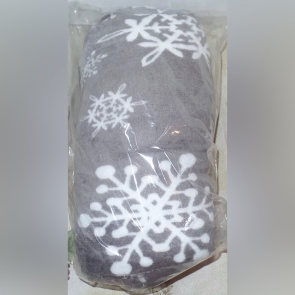 C Kata Premiun gray and white Christmas throw 20x57